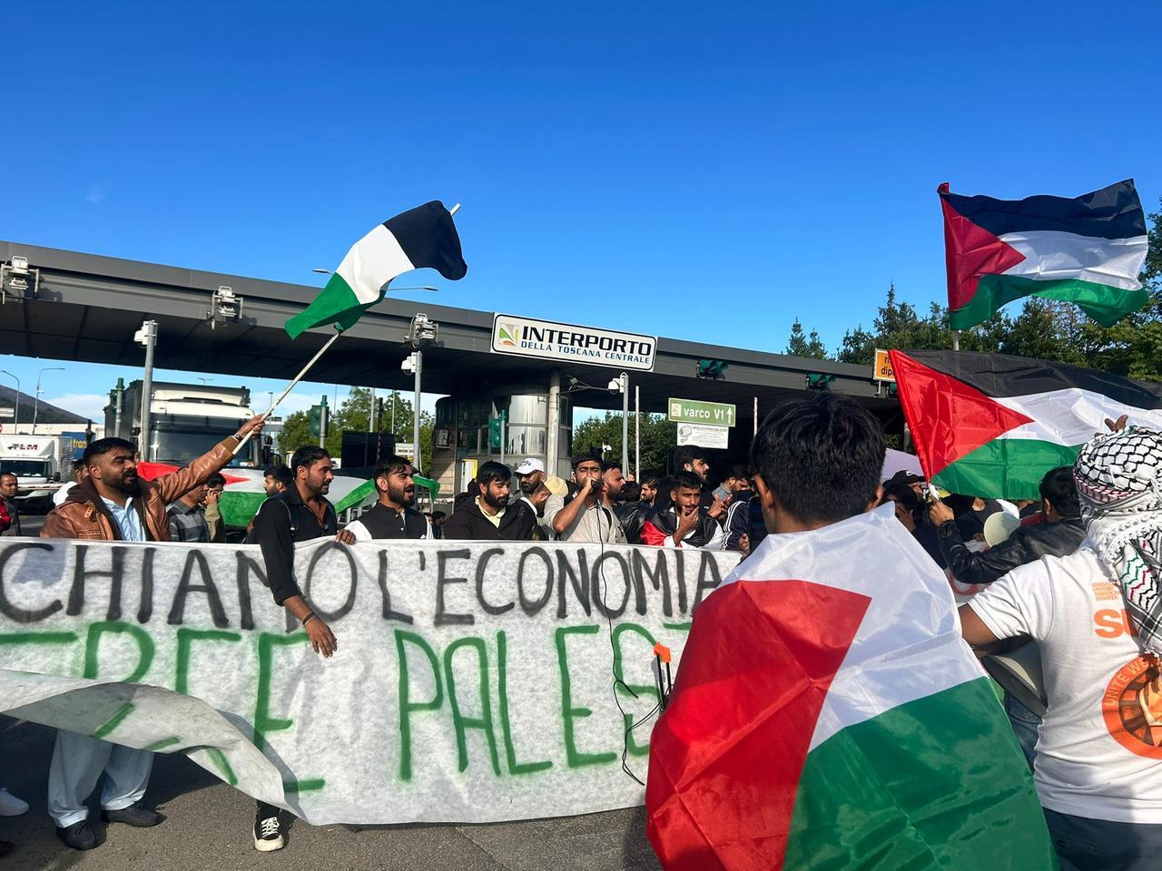 
	I manifestanti davanti a uno degli ingressi dell'Interporto

