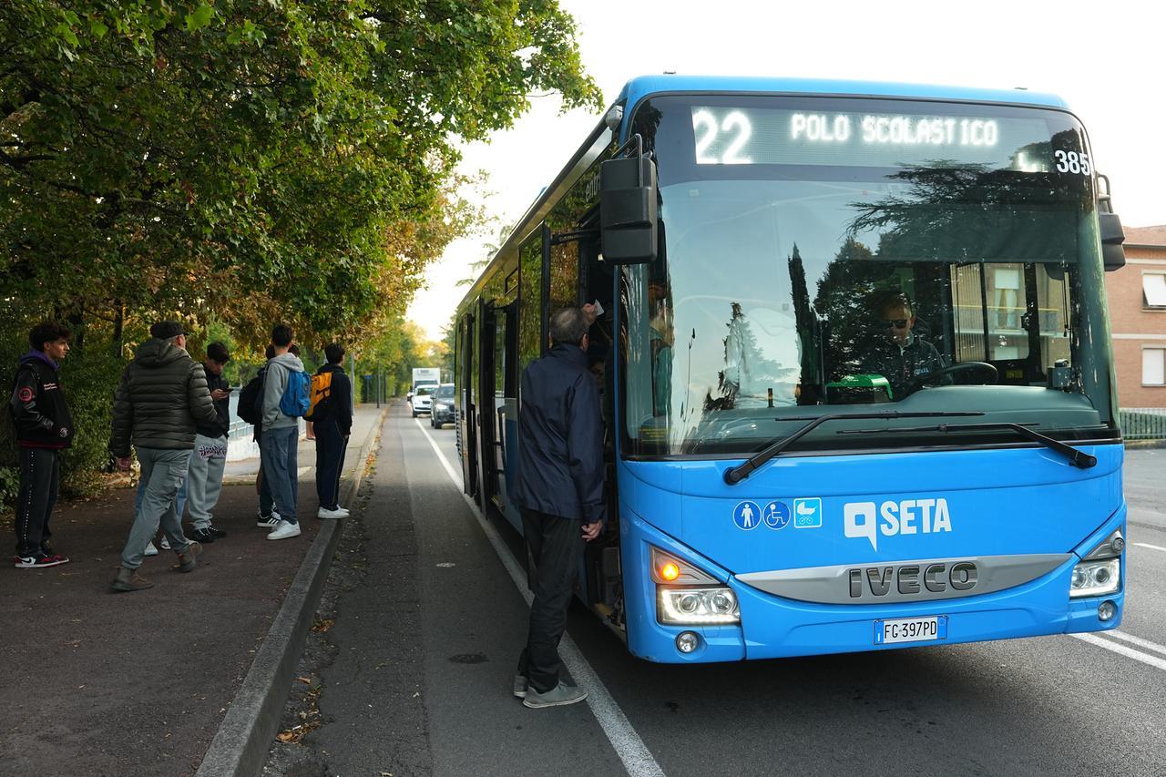 Caos autobus al nuovo polo di via Rosselli: Seta potenzia le corse scolastiche