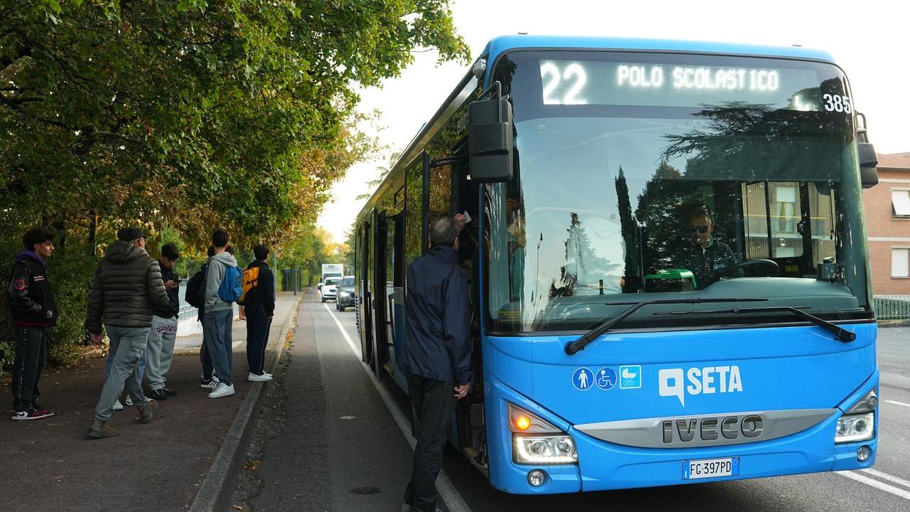 Caos autobus al nuovo polo di via Rosselli: Seta potenzia le corse scolastiche
