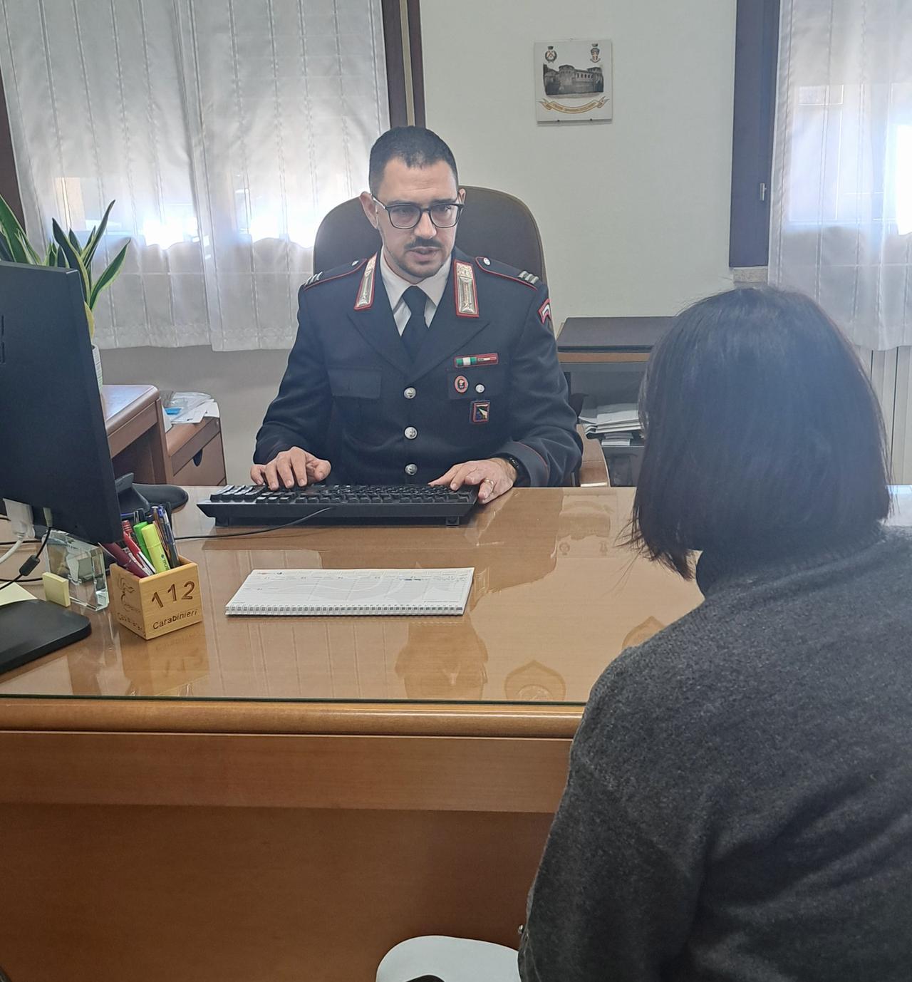 Perseguita donna conosciuta su TikTok: scatta la denuncia e il braccialetto elettronico