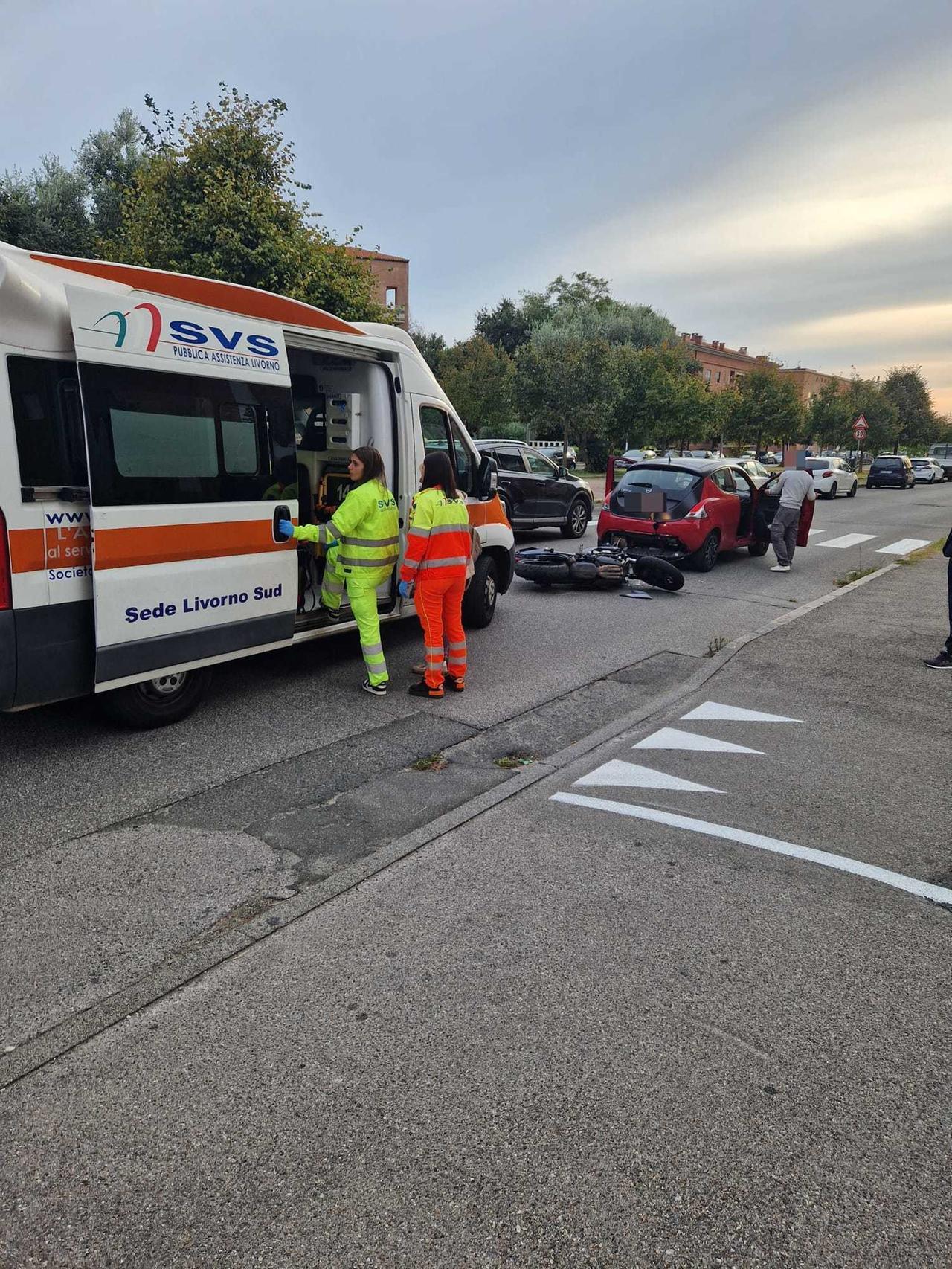 Livorno, scontro tra auto e moto alla Scopaia: ferito un 61enne