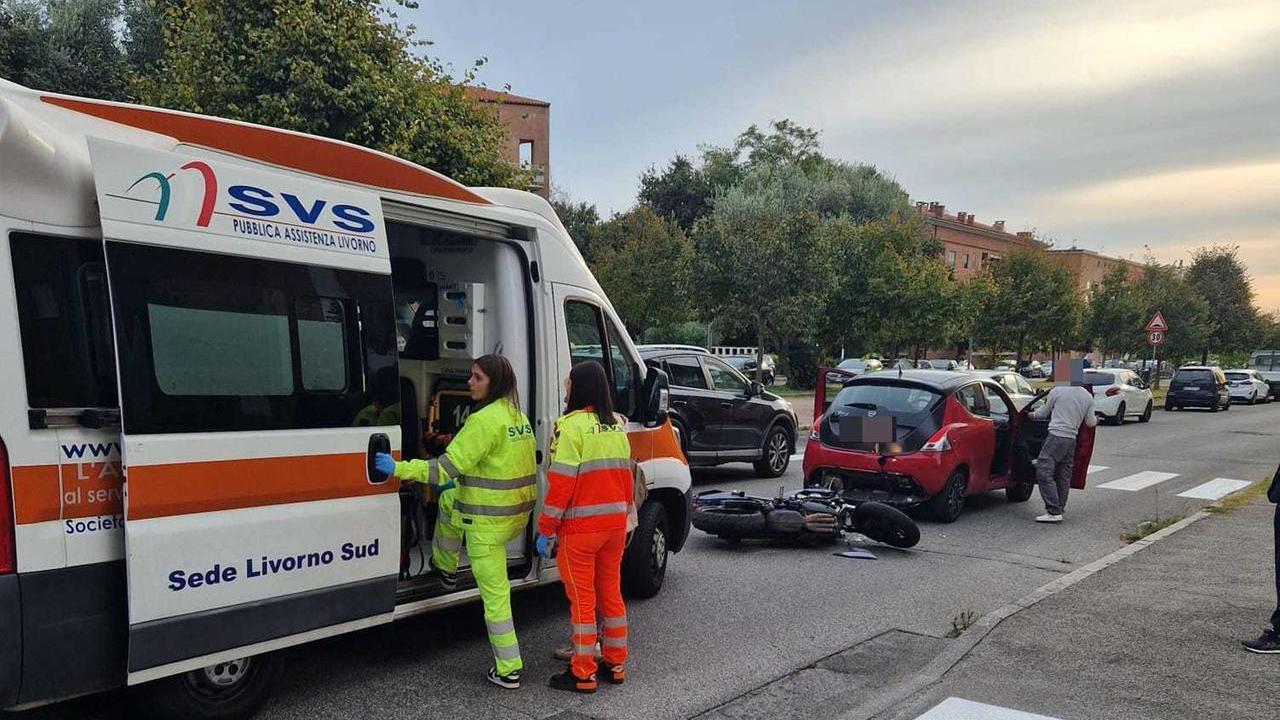 Livorno, scontro tra auto e moto alla Scopaia: ferito un 61enne