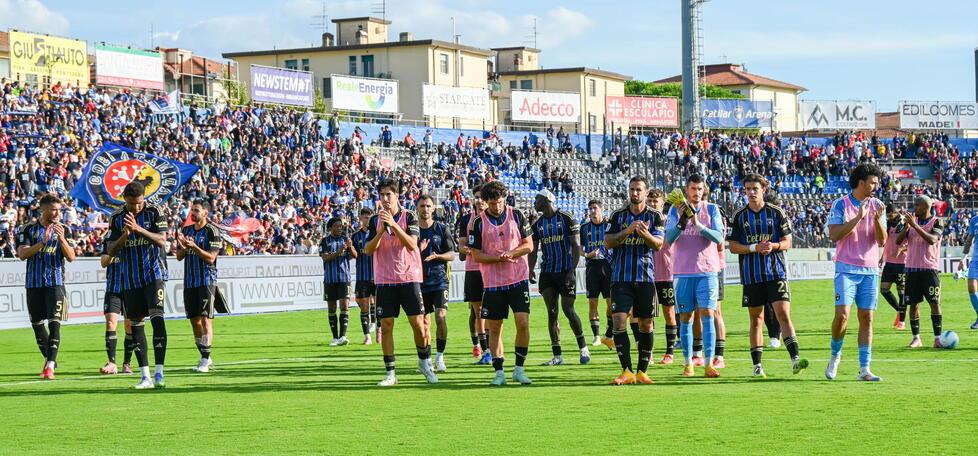 La squadra sotto la Curva (foto Stick)