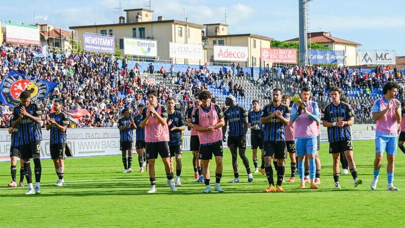 La squadra sotto la Curva (foto Stick)