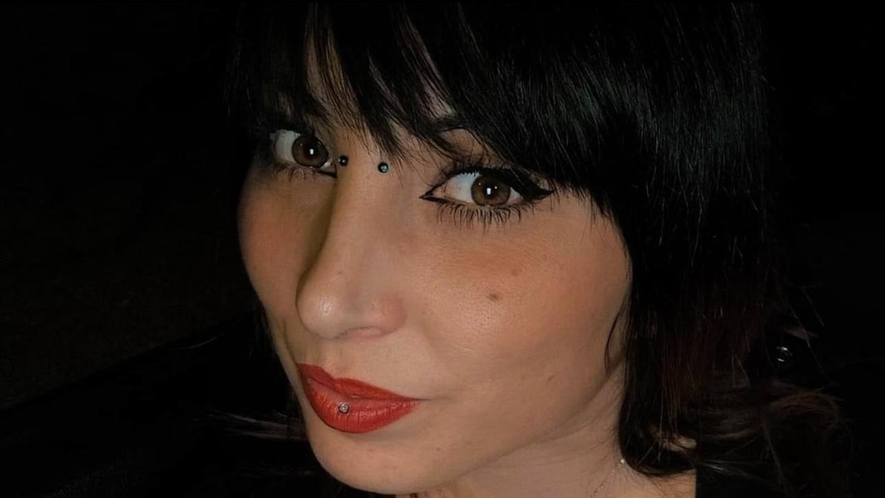 Omicidio di Cinzia Pinna, lutto cittadino a Castelsardo nel giorno del funerale