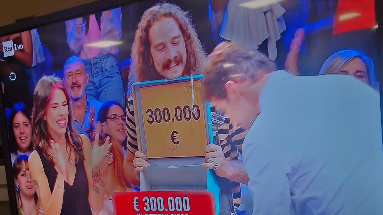 Un sassarese trionfa ad AffariTuoi e vince 300mila euro: ecco chi è