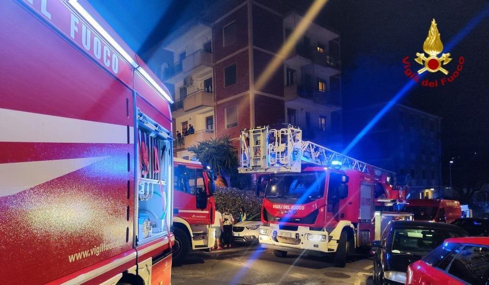 Paura a Cagliari: a fuoco un appartamento in centro
