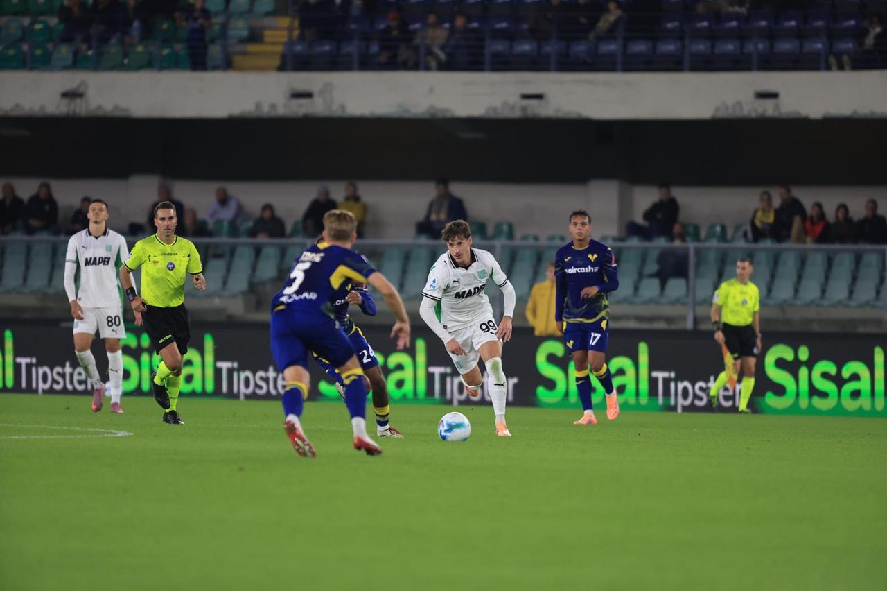 Sassuolo, colpaccio a Verona: decide Pinamonti, sbaglia il rigore poi rimedia