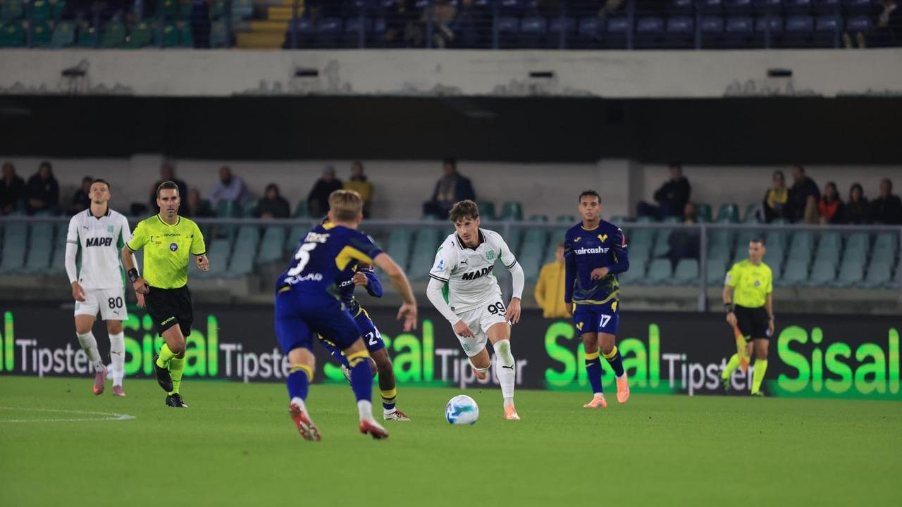 Sassuolo, colpaccio a Verona: decide Pinamonti, sbaglia il rigore poi rimedia