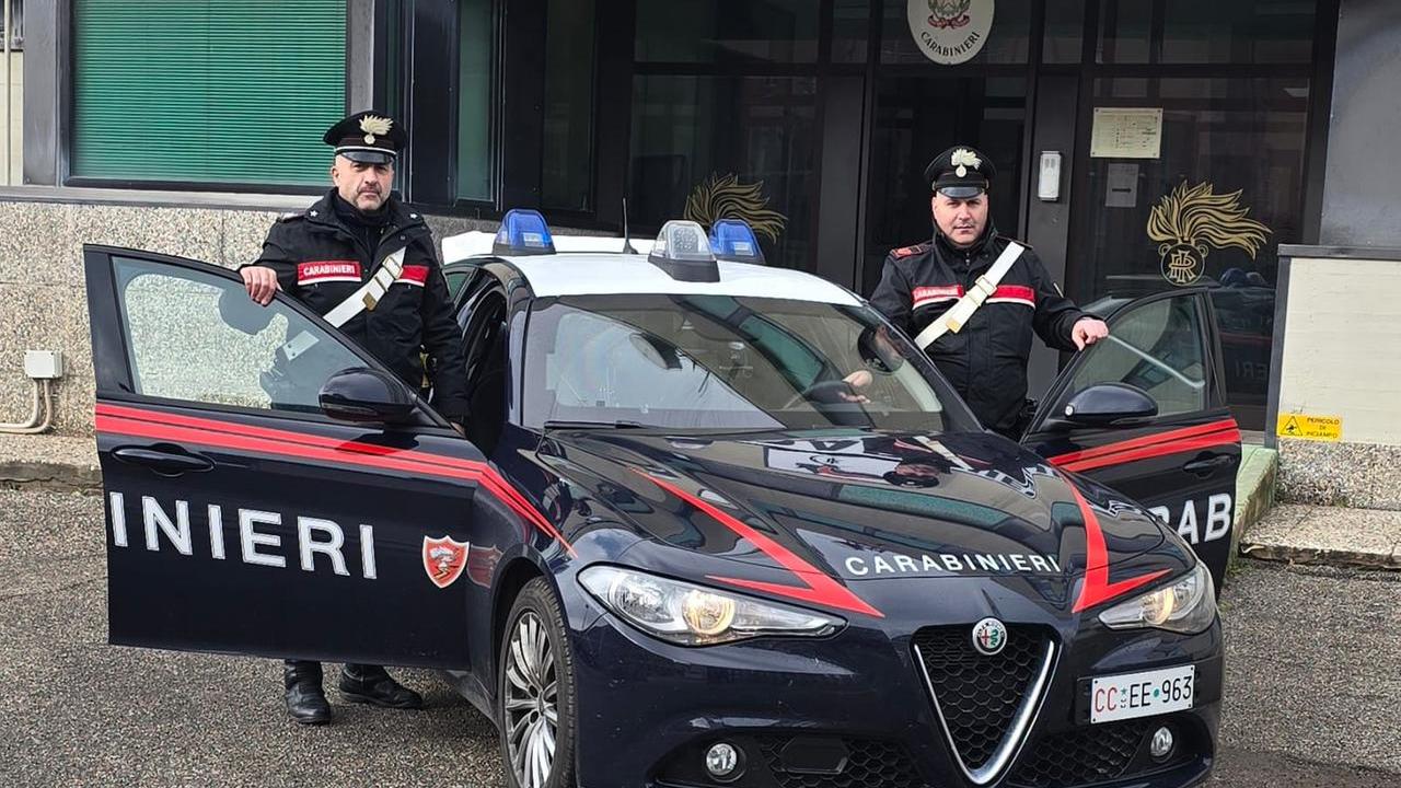 Ruba abiti in un negozio a Cento, scovato nel camerino di prova