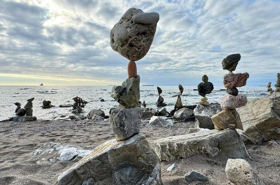 Pietre in equilibrio: a Livorno tutti in spiaggia tra laboratori e gara col campione europeo