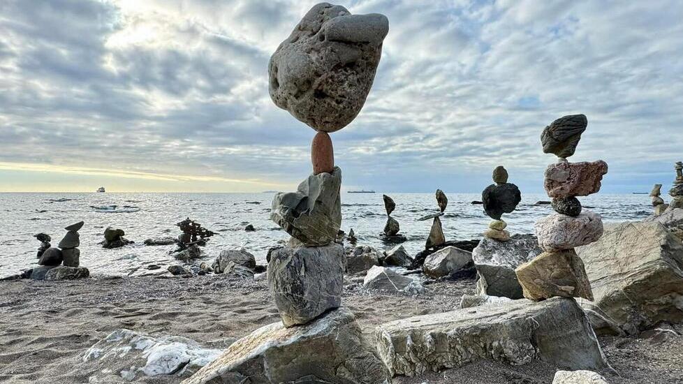 Pietre in equilibrio: a Livorno tutti in spiaggia tra laboratori e gara col campione europeo