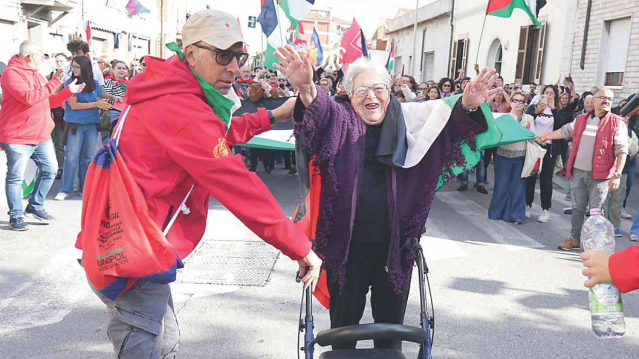 Isabella, la nonna di Livorno in corteo per la Palestina col deambulatore: la guerra, la tragedia del figlio e un messaggio speciale