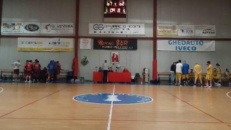 Comacchio, venti bambini rinunciano al basket: «Non abbiamo una palestra adatta»