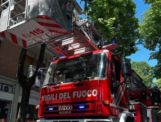 La denuncia dei vigili del fuoco: «Reggio Emilia senza autoscala»