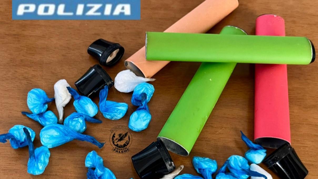 Doppio colpo della polizia: tre arresti per spaccio, sequestrati due chili di cocaina, hascisc e marijuana