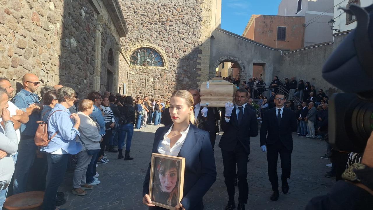 In migliaia per l’ultimo saluto a Cinzia Pinna: «Ora lasciamola riposare in pace»