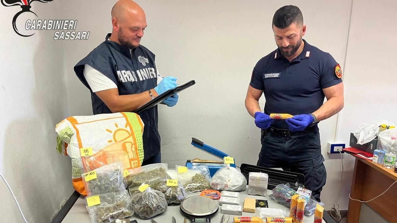 Olbia, trovato con due chili di droga e petardi illegali: arrestato un 25enne