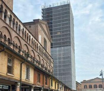 Più danni e criticità impreviste, il campanile del Duomo di Ferrara&nbsp; blindato per altri 6 mesi<br type="_moz" />
