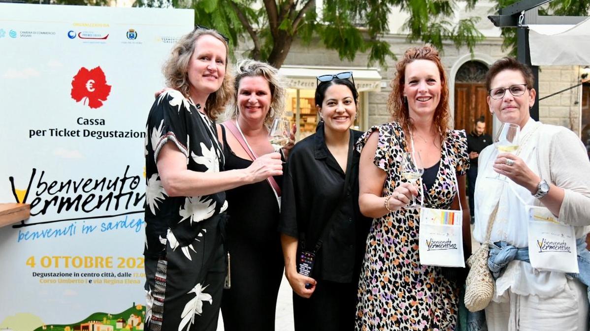 Un gruppo di turiste in centro per Benvenuto Vermentino 