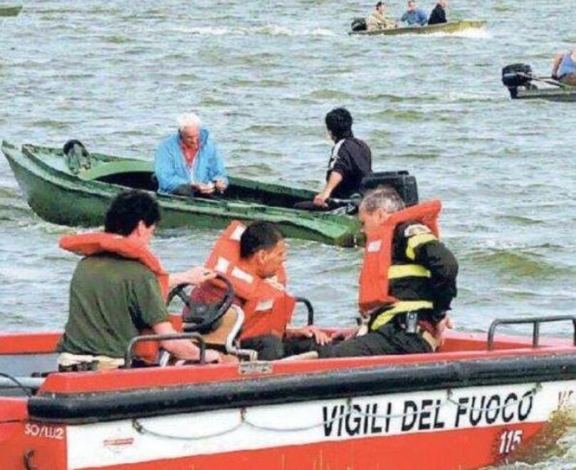 
	Le ricerche del corpo di Bellandi dopo la caduta in acqua nel lago di Massaciuccoli

