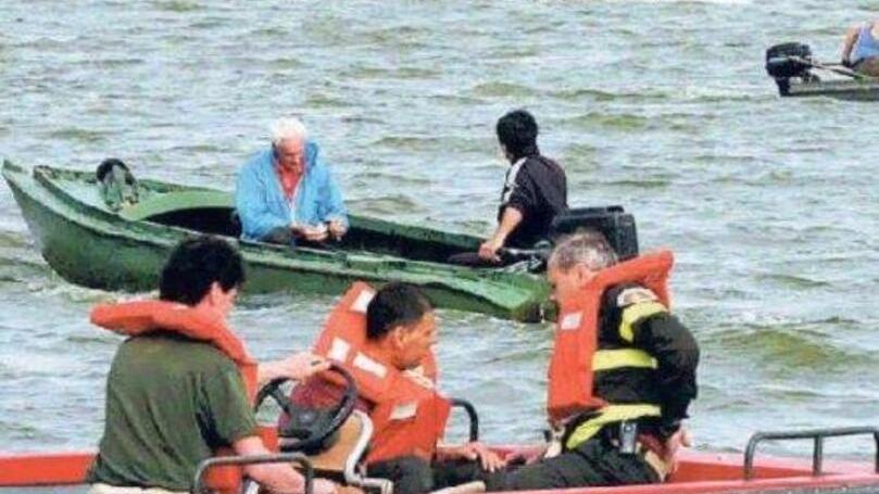 Le ricerche del corpo di Bellandi dopo la caduta in acqua nel lago di Massaciuccoli