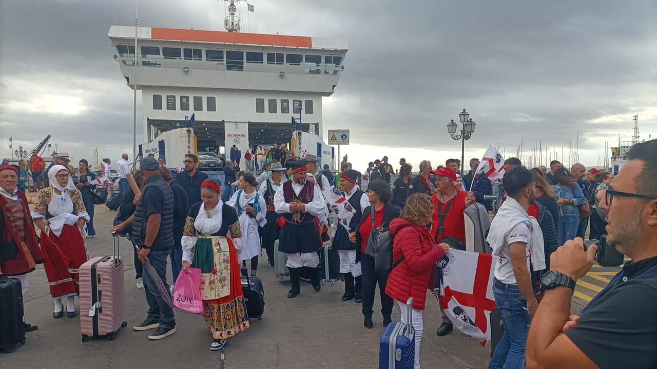 Tradizioni e colori, la “flotilla identitaria” approda a Carloforte