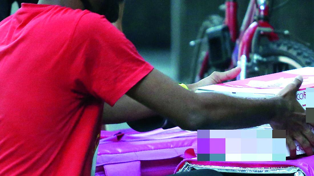 Massarosa, ordinano la pizza a domicilio e quando arriva il rider lo rapinano