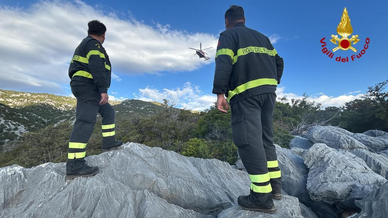 Si perde lungo il sentiero per Cala Luna, 50enne recuperato con l’elicottero