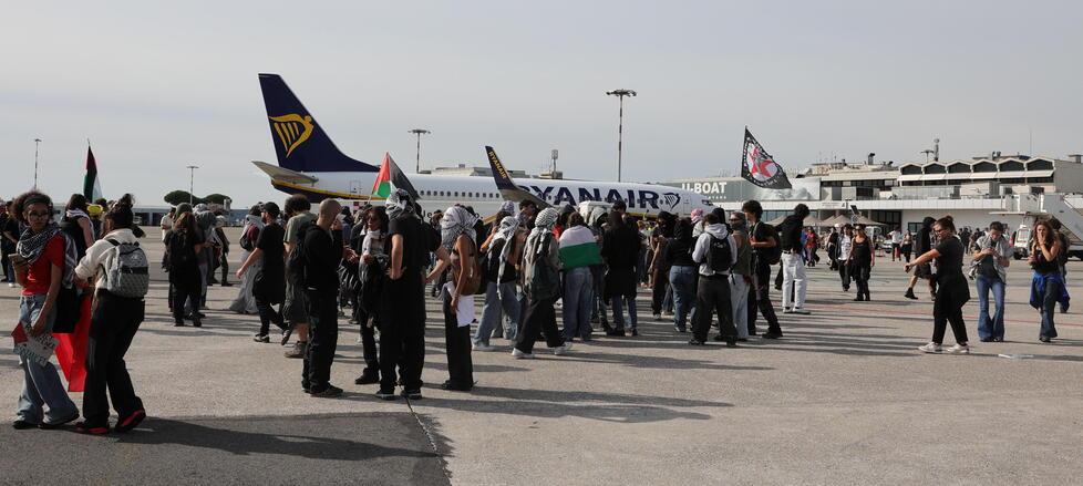 Pisa, manifestanti ProPal invadono la pista dell’aeroporto: ora il rischio denuncia per lesioni personali
