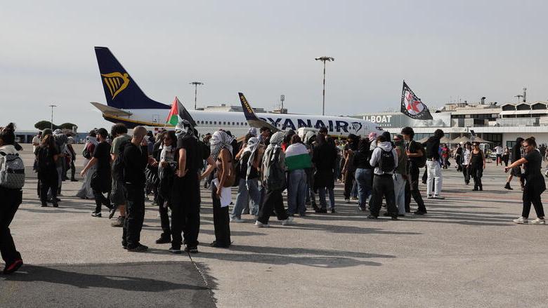 Pisa, manifestanti ProPal invadono la pista dell’aeroporto: ora il rischio denuncia per lesioni personali