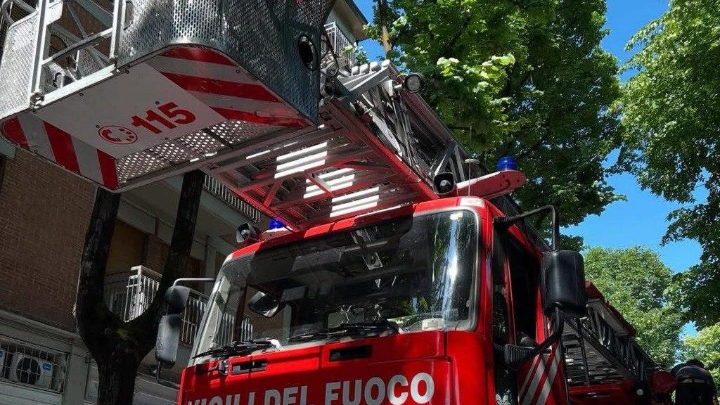 L’allarme del sindacato Conapo: «I vigili del fuoco di Reggio sono senza autoscala, ce la presta Luzzara»