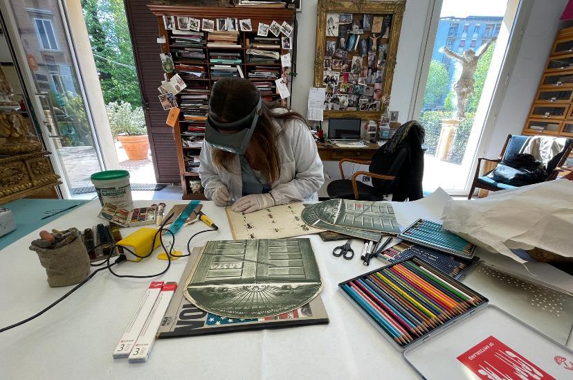 «I vinili? Li restauro. Spediscono copertine al mio laboratorio a Reggio da tutta Italia»