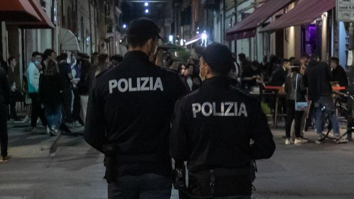 Polizia in via Carlo Mayr, foto archivio