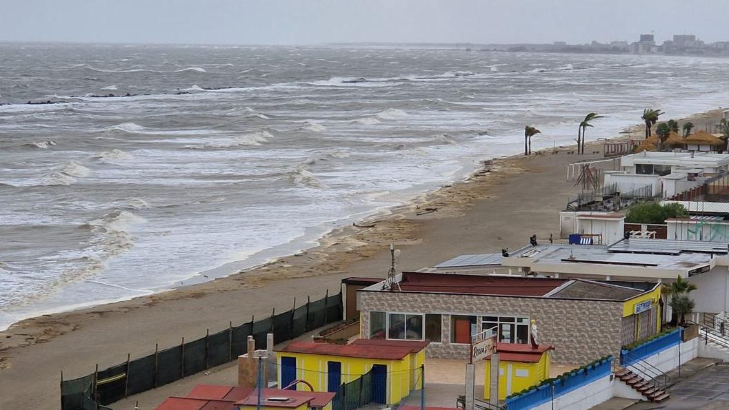 Vento forte e onde alte, spiagge erose tra i Lidi Pomposa e Scacchi