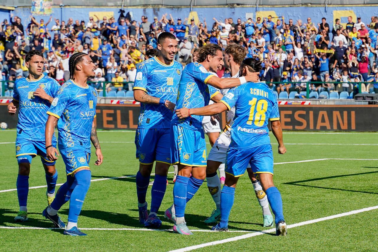 
	L'esultanza degli azzurri dopo il rigore di Schiavi

