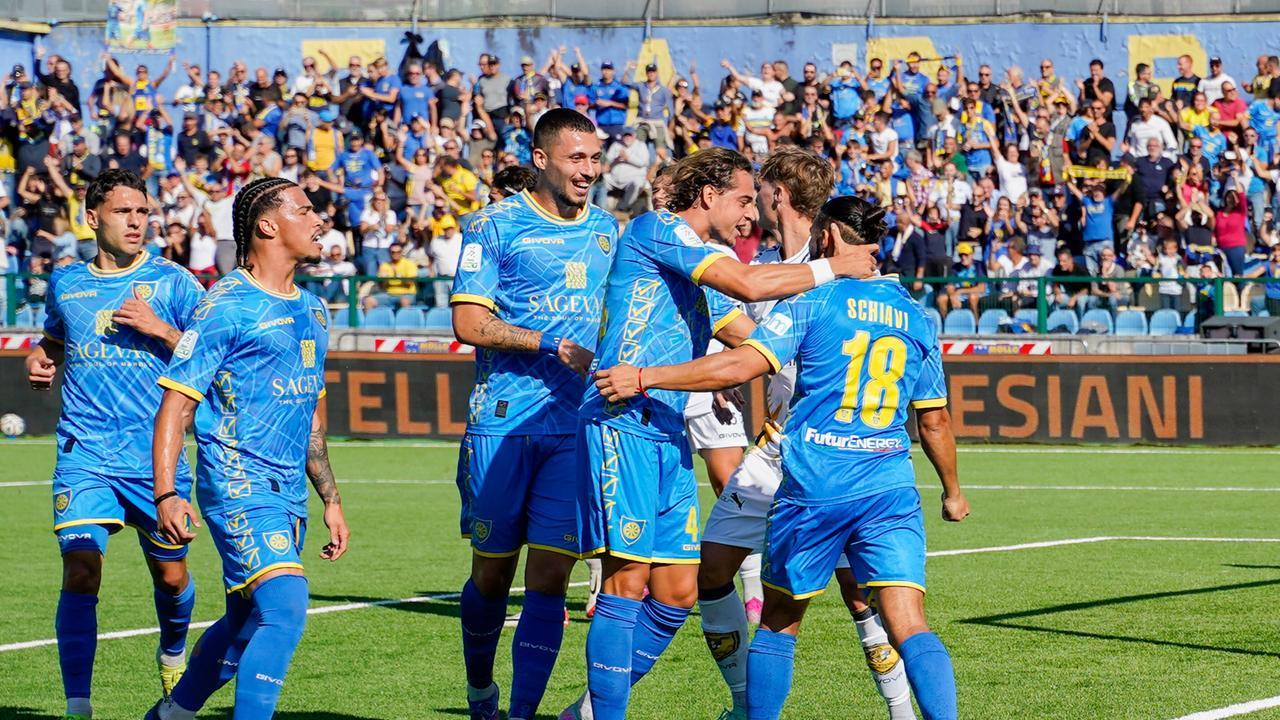 L'esultanza degli azzurri dopo il rigore di Schiavi