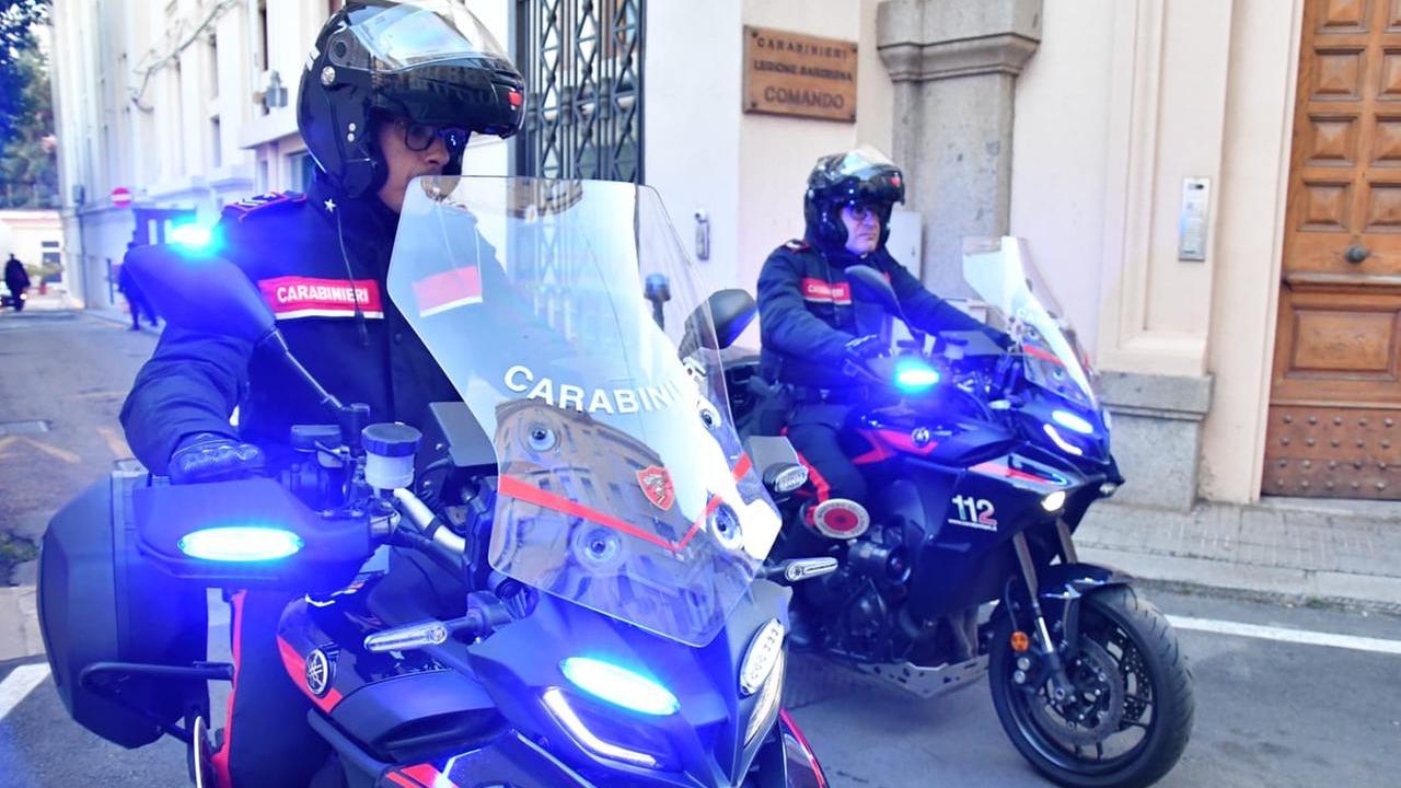 Minaccia il padre con un coltello e poi gli sferra un pugno: arrestato 35enne