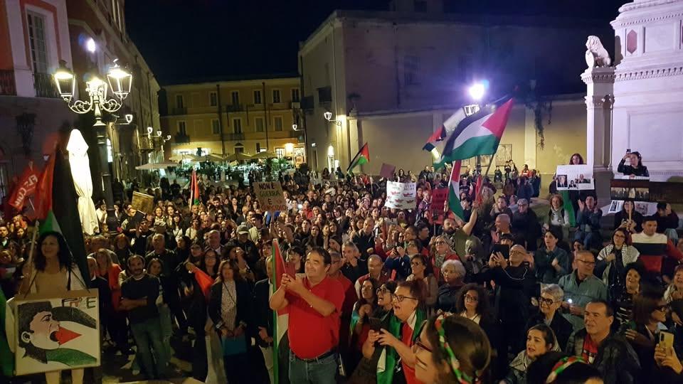 
	Pino Tilocca al centro della foto con la maglietta rossa durante una manifestazione in favore della Palestina

