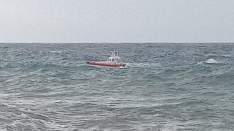 Buggerru, donna muore annegata nel mare in tempesta: il maltempo ostacola il recupero del corpo