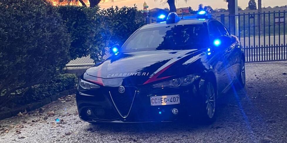 Colf sorpresa a rubare in casa si nasconde nel sottotetto: arrestata