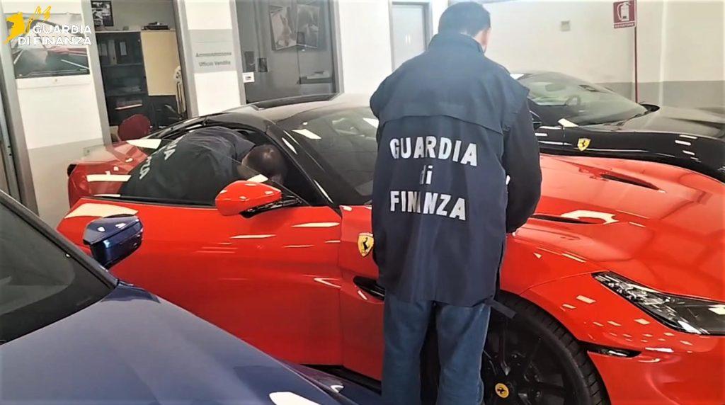 Prato, auto di lusso importate senza Iva: scoperta maxi frode da 43 milioni tra Italia e Germania