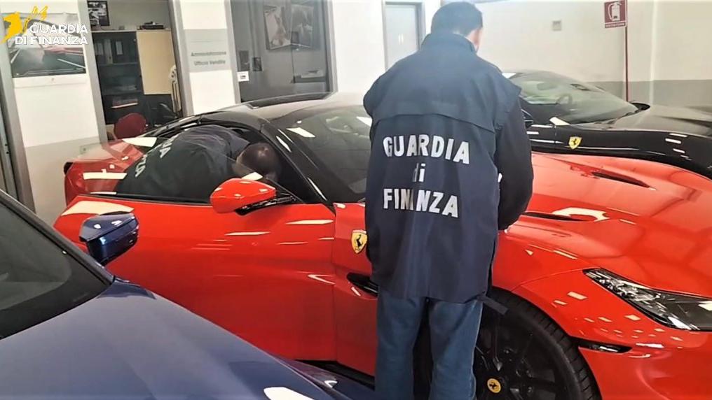 Prato, auto di lusso importate senza Iva: scoperta maxi frode da 43 milioni tra Italia e Germania