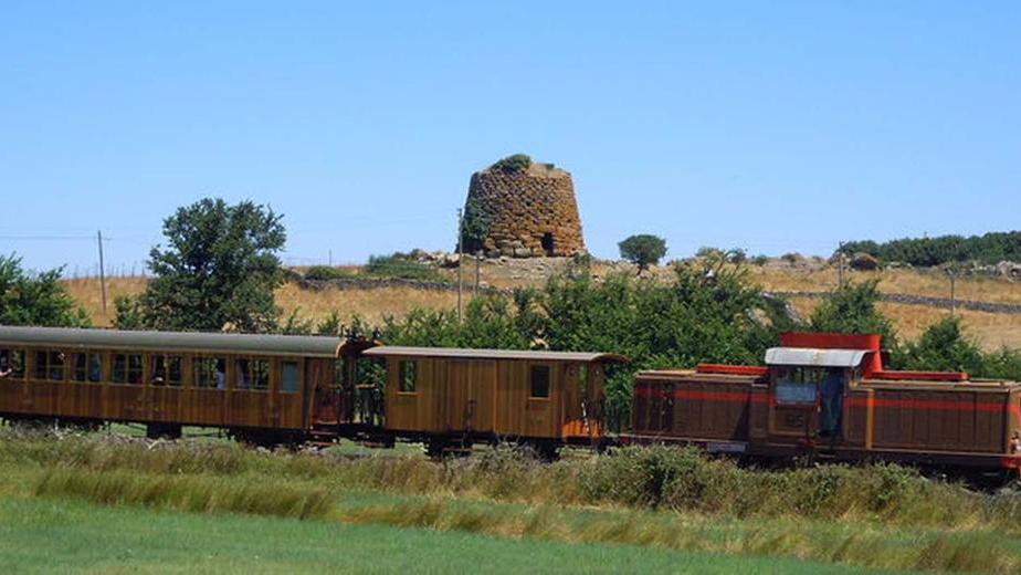 Il trenino verde lungo la tratta Macomer-Bosa