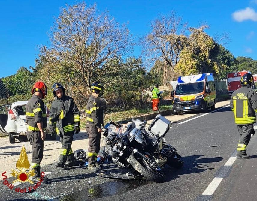 Violento scontro tra un’auto e una moto: un ferito grave