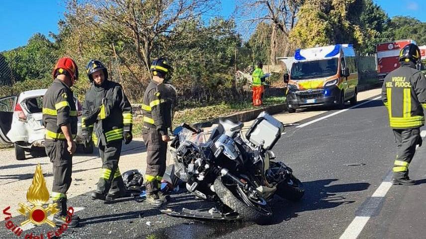 Violento scontro tra un’auto e una moto: un ferito grave