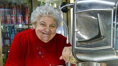 Cento ricorda Carla, una targa dove c’era il suo chiosco