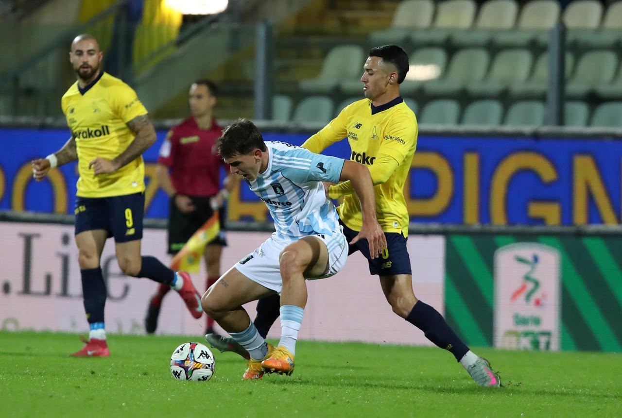 
	Santoro in azione contro l'Entella

