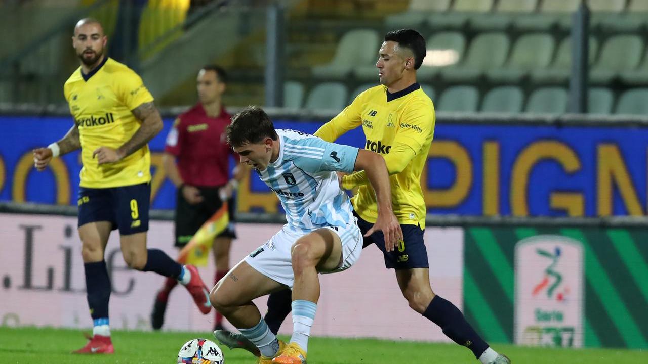 Santoro in azione contro l'Entella
