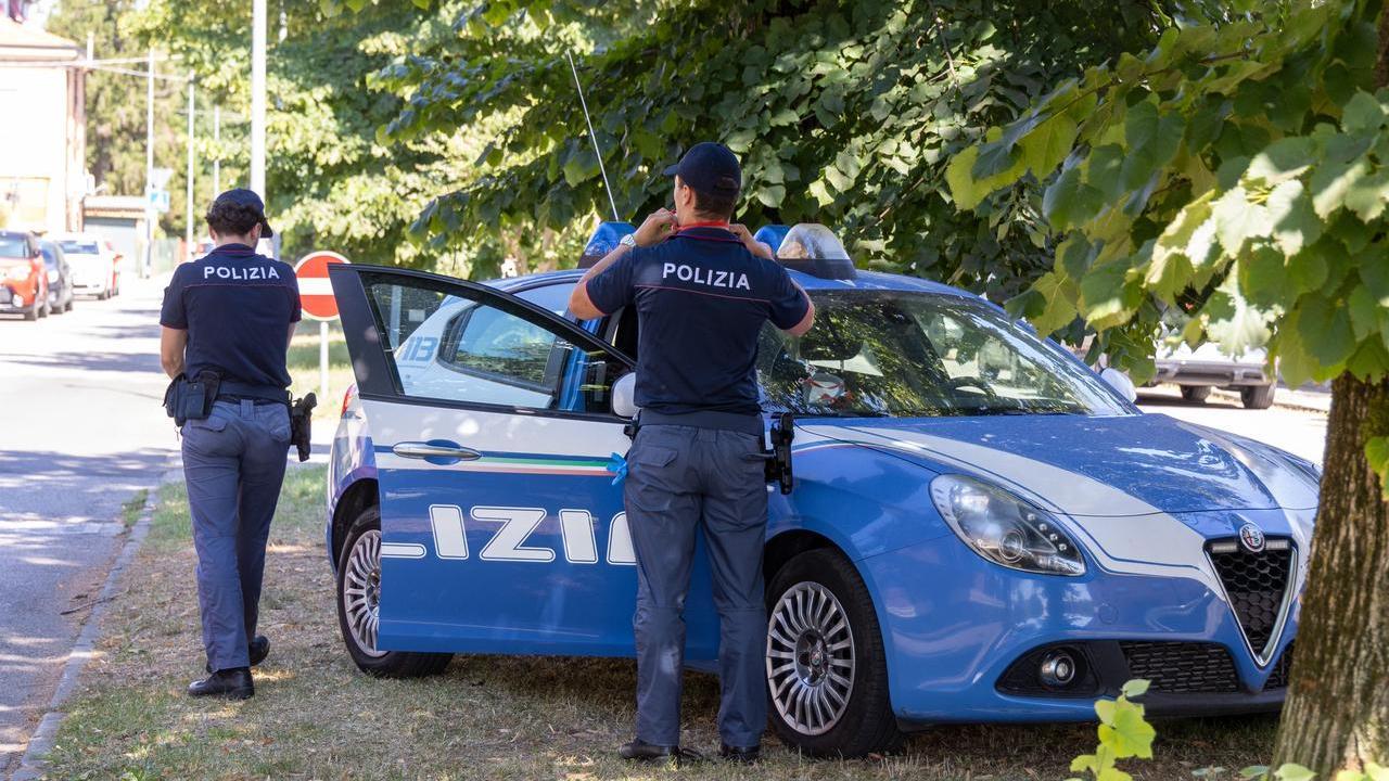 Ruba cibo in un negozio e minaccia gli addetti, arrestato a Ferrara